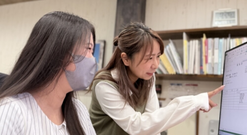 女性スタッフ