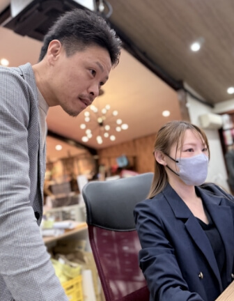 スタッフが相談しながらパソコンを見ている様子