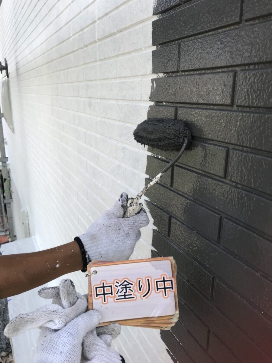 外壁塗装工事の外壁の中塗り中