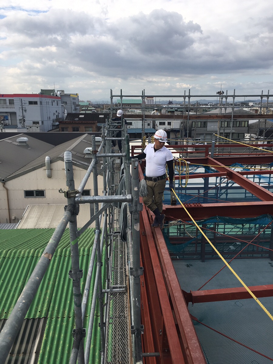 足場を組む塗替え道場の職人の写真