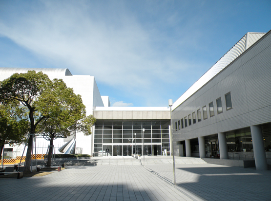 三重県の四日市市文化会館の外観写真