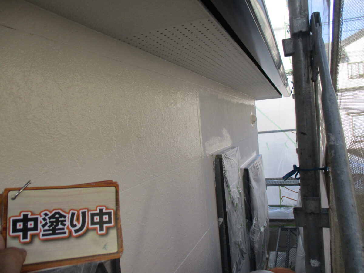 外壁塗装工事の施工中の全体写真