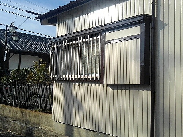愛知県の外壁塗装工事の格子と外壁の塗装後の写真